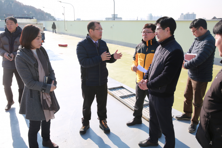 연무동 문화센터 및 공영주차장 복합건립현장을 방문하여 진행사항을 파악하고 추진상황을 살피고 있다.
