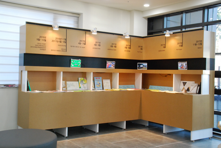 1층 입구. 개관 이전에 주민들과 진행했던 프로젝트를 볼 수 있다. 