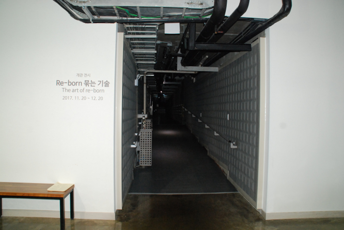 지하 전시장 입구. 터널을 연상하게 하는 긴 통로가 전시의 시작이다. 