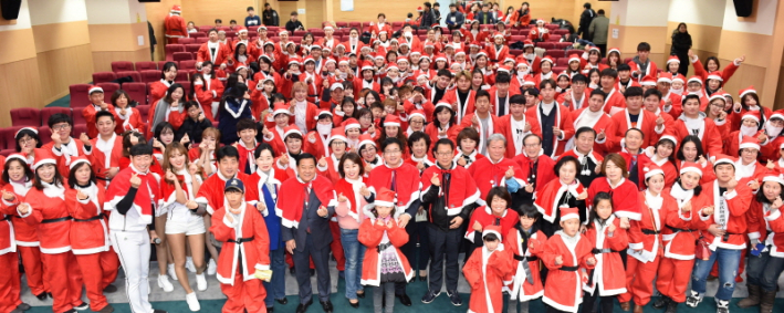 프로야구 kt위즈 선수단, 수원시민 자원봉사자 등이 참여한 'kt위즈와 함께하는 수원 사랑의 산타' 행사가 열렸다.