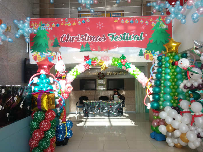 이색적인 체험들이 준비된 수원시외국어마을 입구 