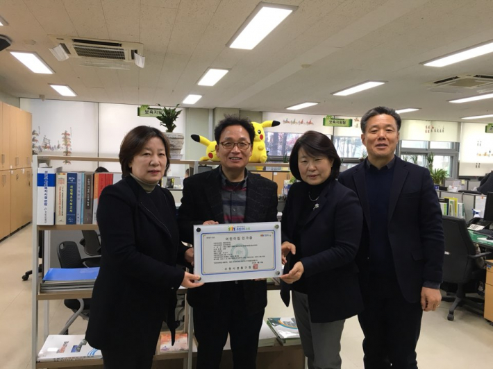 아크릴 인가증으로 재탄생한 폐기 현판