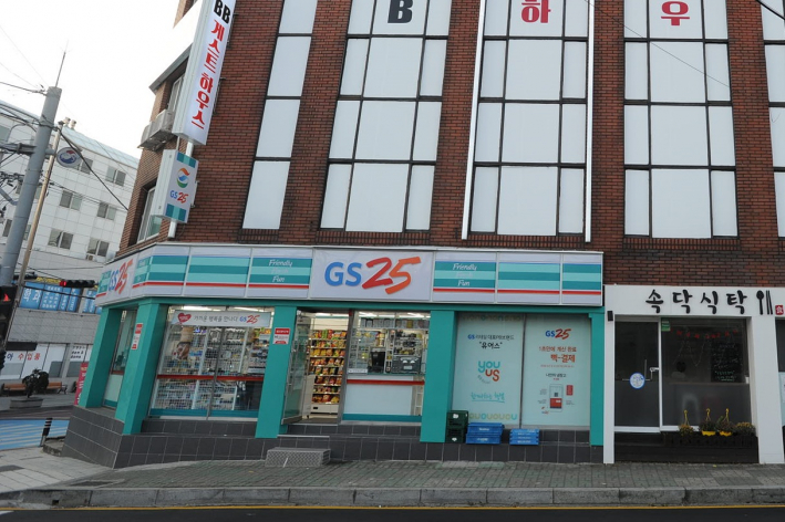 각종 알바를 하는 청년들 그중에 하나인 편의점알바