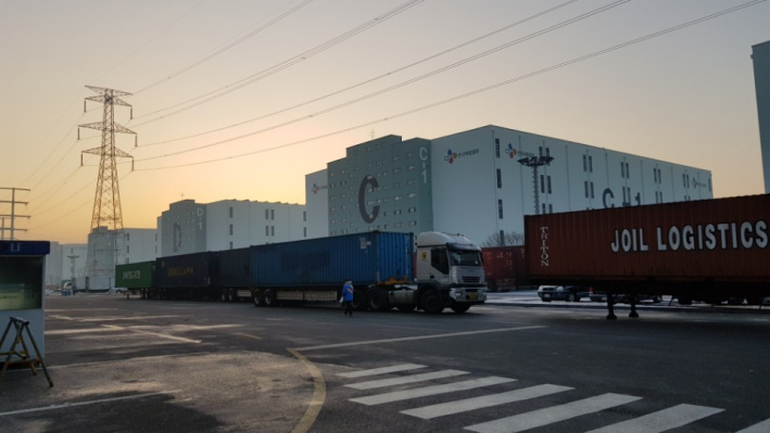 군포에 위치한 복합물류센터 일당을 받기위해 수많은 알바생들이 몰려든다.