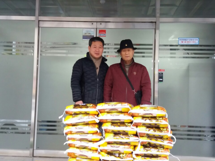 수원시 권선구 권선1동에 거주하는 김홍식(85세) 씨는 지난 29일 권선1동 행정복지센터를 방문하여 어려운 이웃에게 전달해 달라며 백미 300kg(10kg 30포)를 기탁하였다.          
