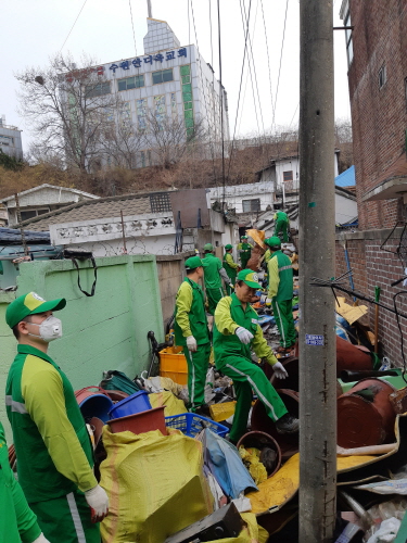 고물과 쓰레기 수거 작업 중