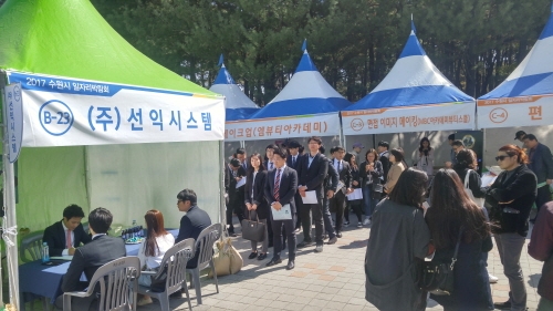 지난 해 4월 올림픽 공원서 개최된 일자리 박람회 현장, 사람들이 면접을 보기 위해 차례를 기다리고 있다.