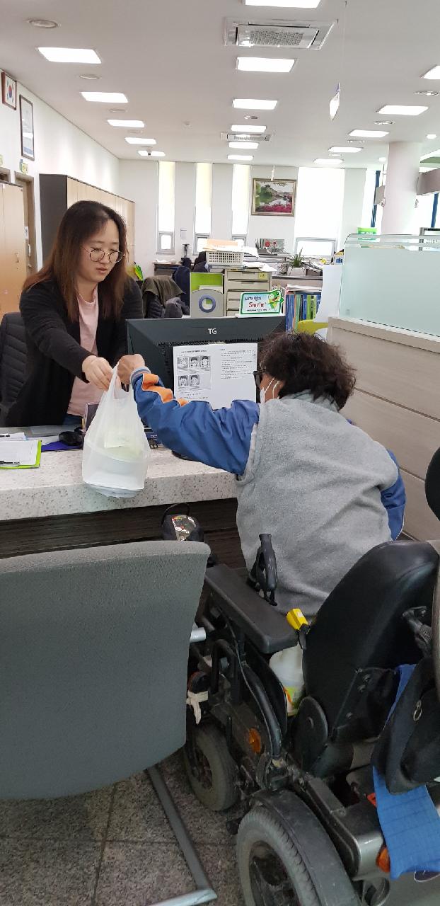 점심도시락을 전달하고 있다.