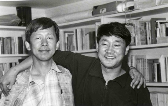1996년 오주석의 서재에서 취흥이 도도했던 필자(왼쪽)와 오주석(사진/이용창) 