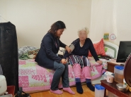 권선구보건소 취약계층 방문건강관리서비스, 보건소 직원이 노인댁을 방문해 혈압을 재고 있다.