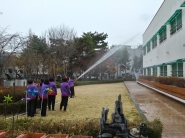 화재대피훈련중 소화전 사용법을 익히고 있다
