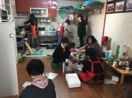 권선2동 통장협의회 회원들이 관내 어르신들을 위해 구슬땀을 흘리며 음식을 준비하는 모습