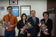 이용영장안구청장은 지난붙기 탁월한 업무추진을 보인 직원3명을 선정해 마음의 양서를 전달하고 기념촬영을 하고 있다.