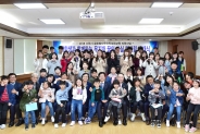 염태영 수원시장(앞줄 가운데)과 무지개 멘토링에 참여하는 대학생, 다문화 학생들이 기념촬영을 하고 있다.