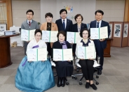 염태영 수원시장(뒷줄 가운데)과 자문위원들이 위촉식 후 함께하고 있다.