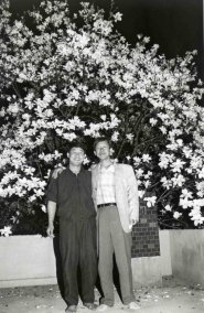 1996년 오주석이 살던 집 목련꽃 그늘아래서, 왼쪽이 오주석(사진/이용창) 
