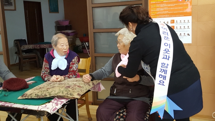 직접 할머님께 목도리를 둘러주는 모습 