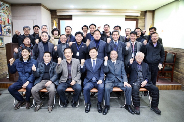 상인회 회장단 회의를 마치고 기념촬영을 했다