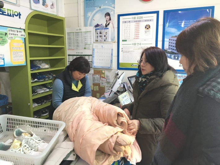  지난 24일 권선1동지역사회보장협의체(민간위원장 이종철)는 가정방문을 통해 직접 수거한 취약계층대상자들의 세탁물을 크린토피아 남수원직영점에 전달했다. 