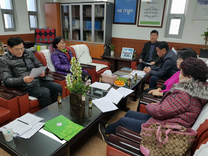 서둔동 선거관리위원들이 위원장 부위원장을 호선하고 있다