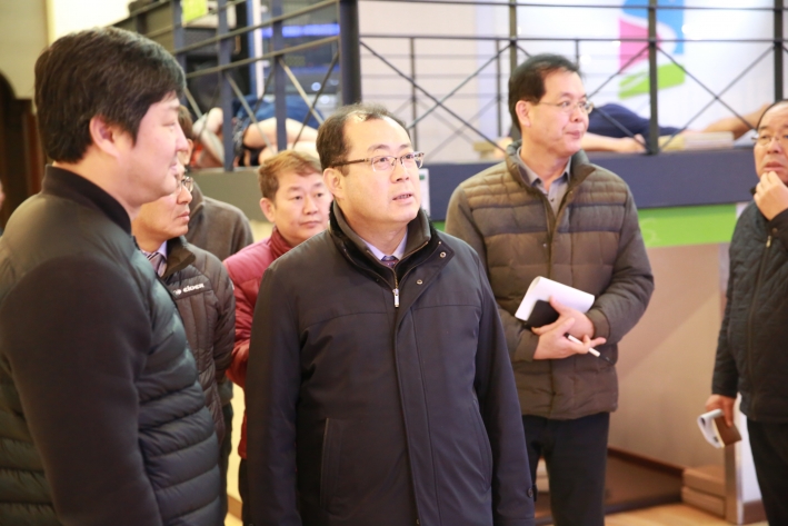 장안구에서 다중이용시설 현장점검을 실시했다. 사진은 찜질방을 살펴보는 이용영 장안구청장