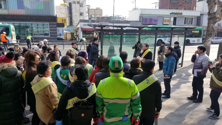 행궁동일원에서 추진된 새봄맞이 일제대청소 장면