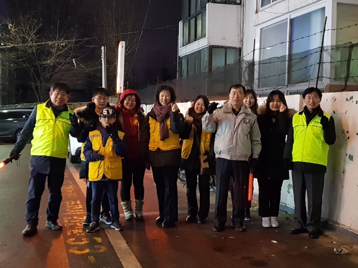 매산동 골목순찰대가 2018년의 활기찬 활동을 다짐하고 있다.
