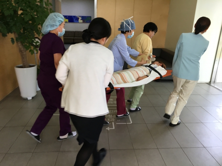 쉬즈메지병원 화재대피 모의훈련 환자이송 모습