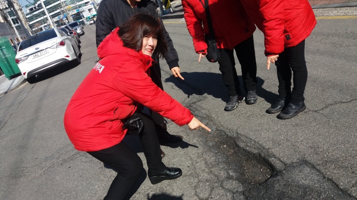 도로 포트홀을 살피는 영통구 여성지원민방위대