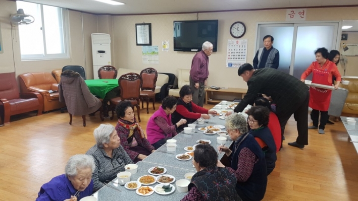 경로당 이용 어르신께 식사 제공