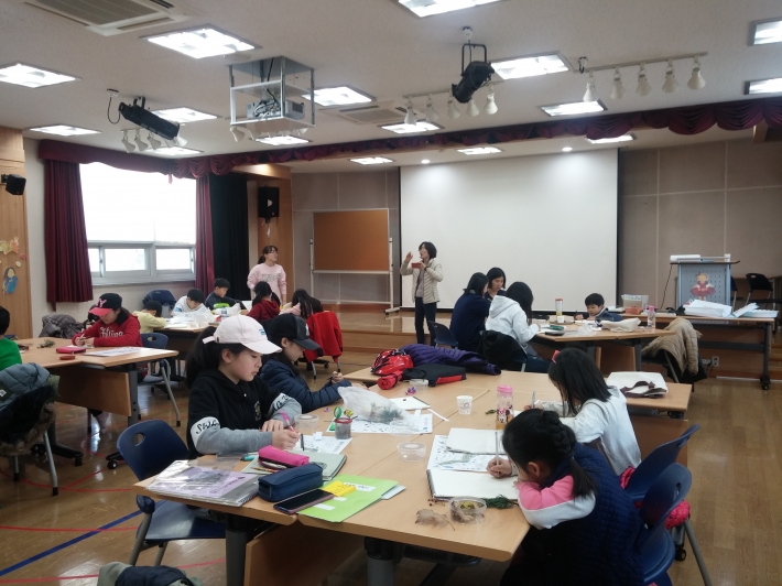 교실에 들어와서 관찰일기를 써보는 아이들