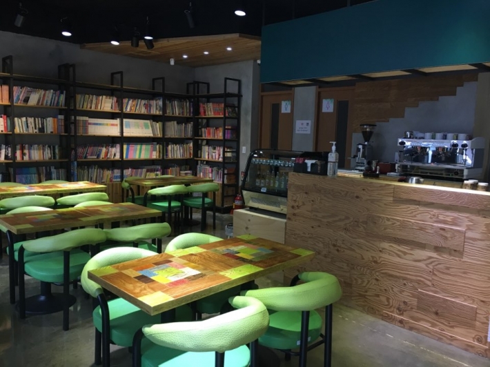 송죽동 안심마을 내 주민행복쉼터 1층에 위치한 쉼터 카페는 아메리카노, 카페라떼 등 커피 및 음료를 저렴한 가격으로 판매한다. 