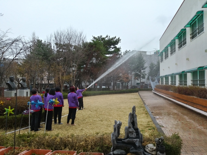 화재대피훈련중 소화전 사용법을 익히고 있다
