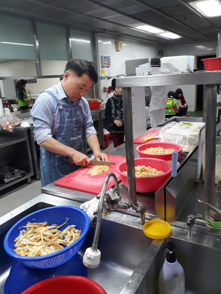 수원시 공직자 이기영팀장이 휴일에 이웃사랑 실천으로 수원시립 노인전문요양원 주방에서 음식물 준비를 하고 모습입니다. 봉사자가 많이 필요하다고 하여 이팀장은 앞으로도 꾸준히 봉사활동을 할 계획이라고 합니다.