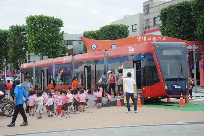 지난 2013년 9월 열린 '생태교통 수원 2013 축제' 때 화성행궁 광장 앞에 전시된 트램(사진/수원시 포토뱅크 이용창)   