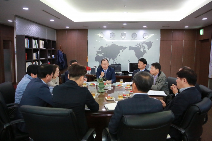 이용영 장안구청장은 지난 4일 지방재정 신속집행 추진상황 보고회를 가지고 다양한 신속집행 방안을 모색했다.