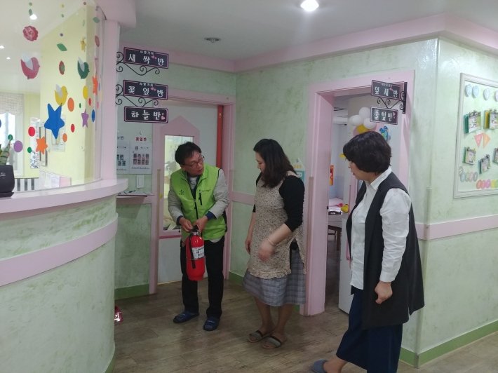 소화기 점검중인 전문용 가정복지과장 