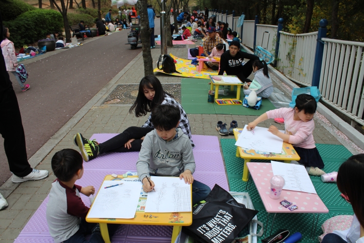 2016년에 열린 온정나눔 벗꽃축제에 참여한 아이들