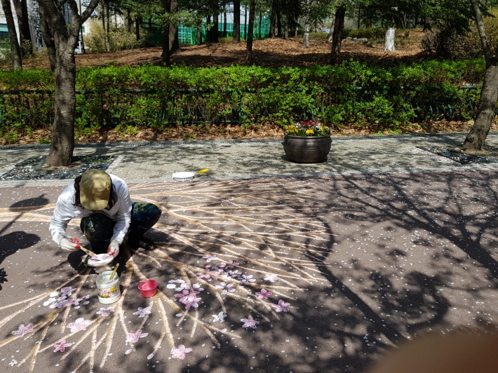 '벗꽃 아래 벗꽃이...' 온정나눔 문화거리는 축제에 즐거움을 더할 벗꽃 포토존을 준비중