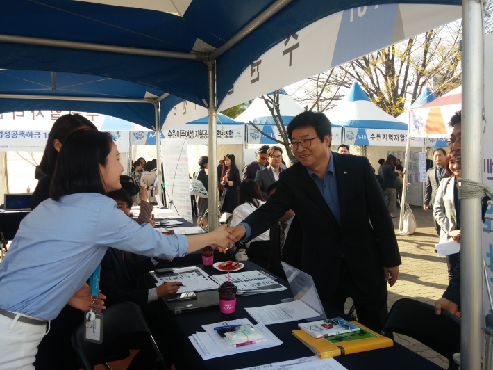 수원일자리센터는 일본취업 상담관을 둘러보는 염태영 수원시장