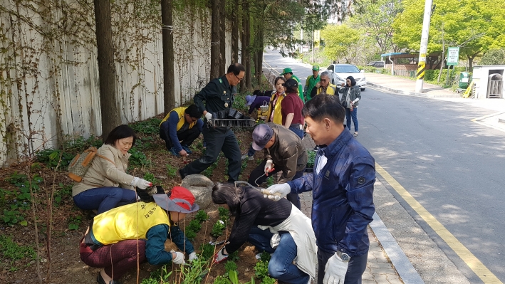 마을정원가꾸기에 참여한 조원2동 단체원들
