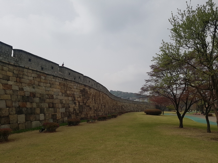 유네스코 세계문화유산 수원화성, 장안문과 북서포루 사이 곡선미가 돋보이는 성벽