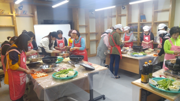 다문화가정 구성원 20여명이 세류1동 다문화사랑방에서 한국음식문화 체험 교실에 참여하고 있다.