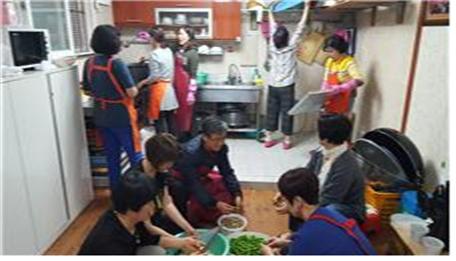 권선2동주민들이 음식물을 준비하고 있다. 