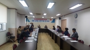 지난 3일, 송죽동 주민센터 세미나실에서 주민자치회 위원들이 5월 정기회의를 진행하고 있다. 