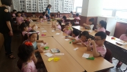 송죽꿈나무 어린이주민자치회 어린이들이 일회용 마스크를 이용한 마스크 만들기 체험을 하고 있다. 