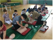 심폐소생술 교육을 받고 있는 오현초등학교 학생들,