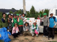 감자 수확 후 참여자들이 감자 박스 앞에서 기념촬영하고 있다.