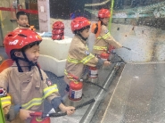 송림초등학교 119소년단 21명이 수원소방서에서 안전체험교육을 받았다. 사진은 송림초119소년단 체험 활동 모습.