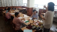 13일, 송죽동 주민센터에서 맥간공예과정 첫 수업을 진행하고 있다. 